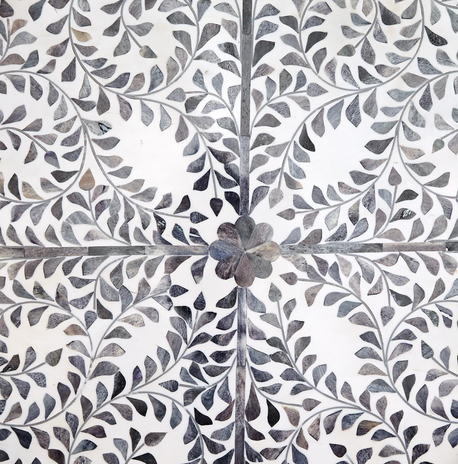 Jaipur Palace Gray/White Round Serving Tray